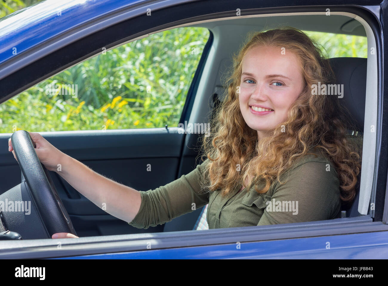 Junge kaukasier woman-driving-car Stockfoto