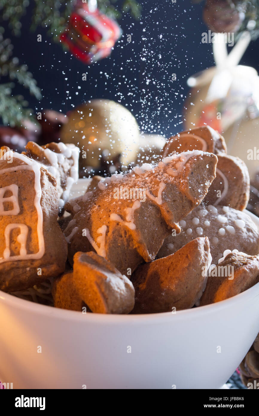 Weihnachtsplätzchen mit schneit Zucker Stockfoto