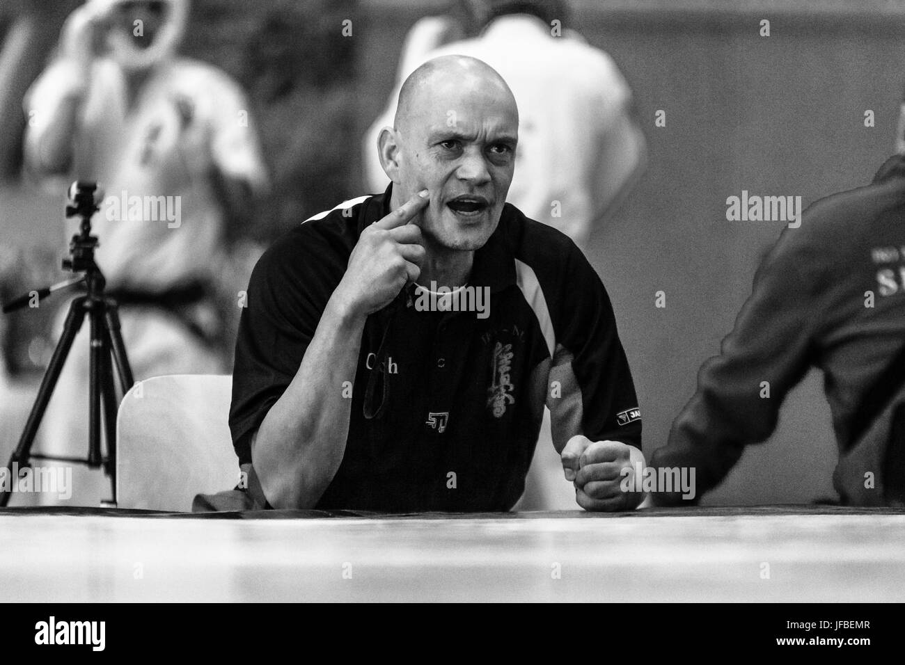 BERLIN - 18. März 2017: Emotionen der Team-Trainer während der sparring. Schwarz und weiß. Europäische Meisterschaft Kyokushin Welt Union (KWU) für Kinder und Jugendliche. Stockfoto