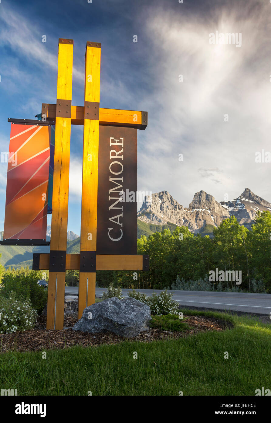 Welcome Road Sign City of Canmore Three Sisters Mountain Peak vertikale Landschaft Panoramablick Skyline Banff National Park Alberta Canadian Rockies Stockfoto