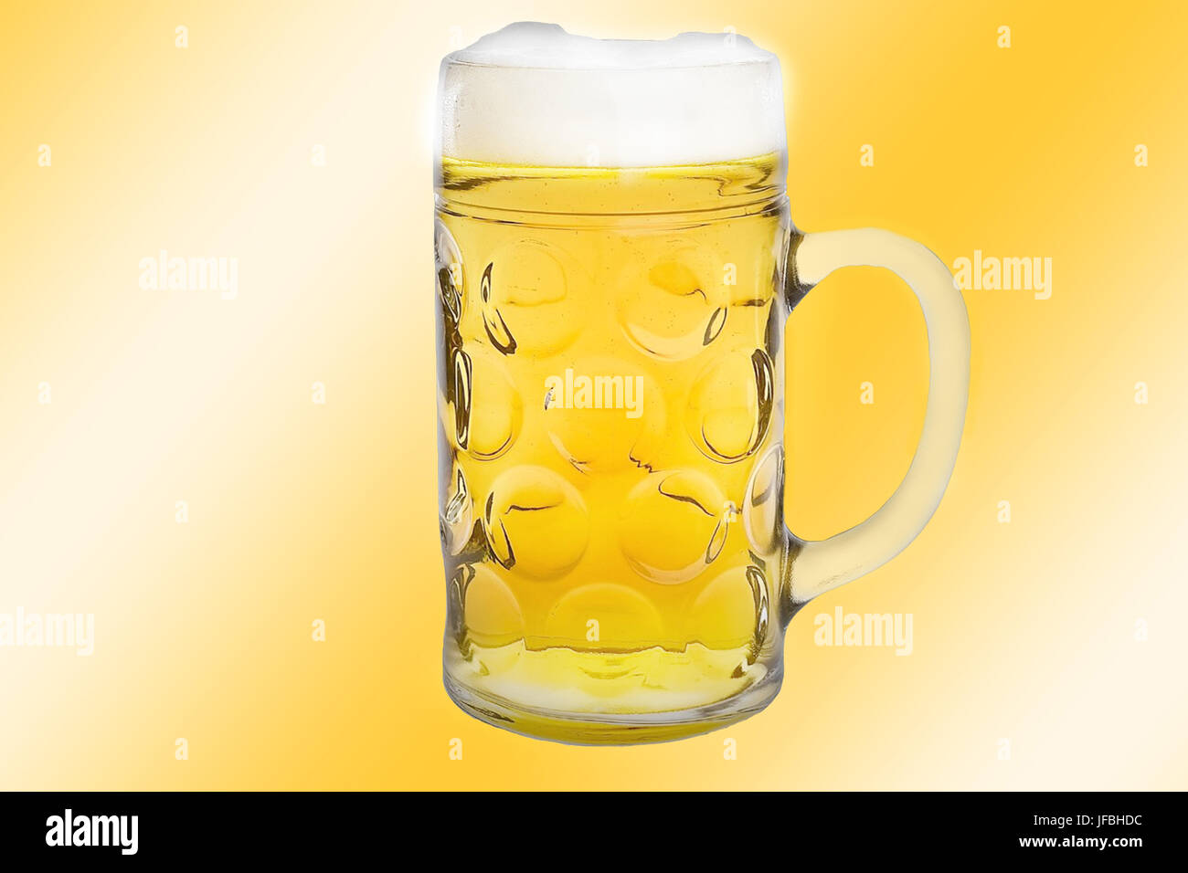 Bierkrug auf gelben Hintergrund. Stockfoto