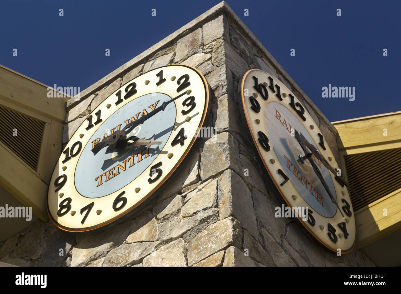 Turmuhr an der Eisenbahn Avenue in Stadt von Canmore in der Nähe von Banff Nationalpark in den Rocky Mountains, Alberta, Kanada Stockfoto