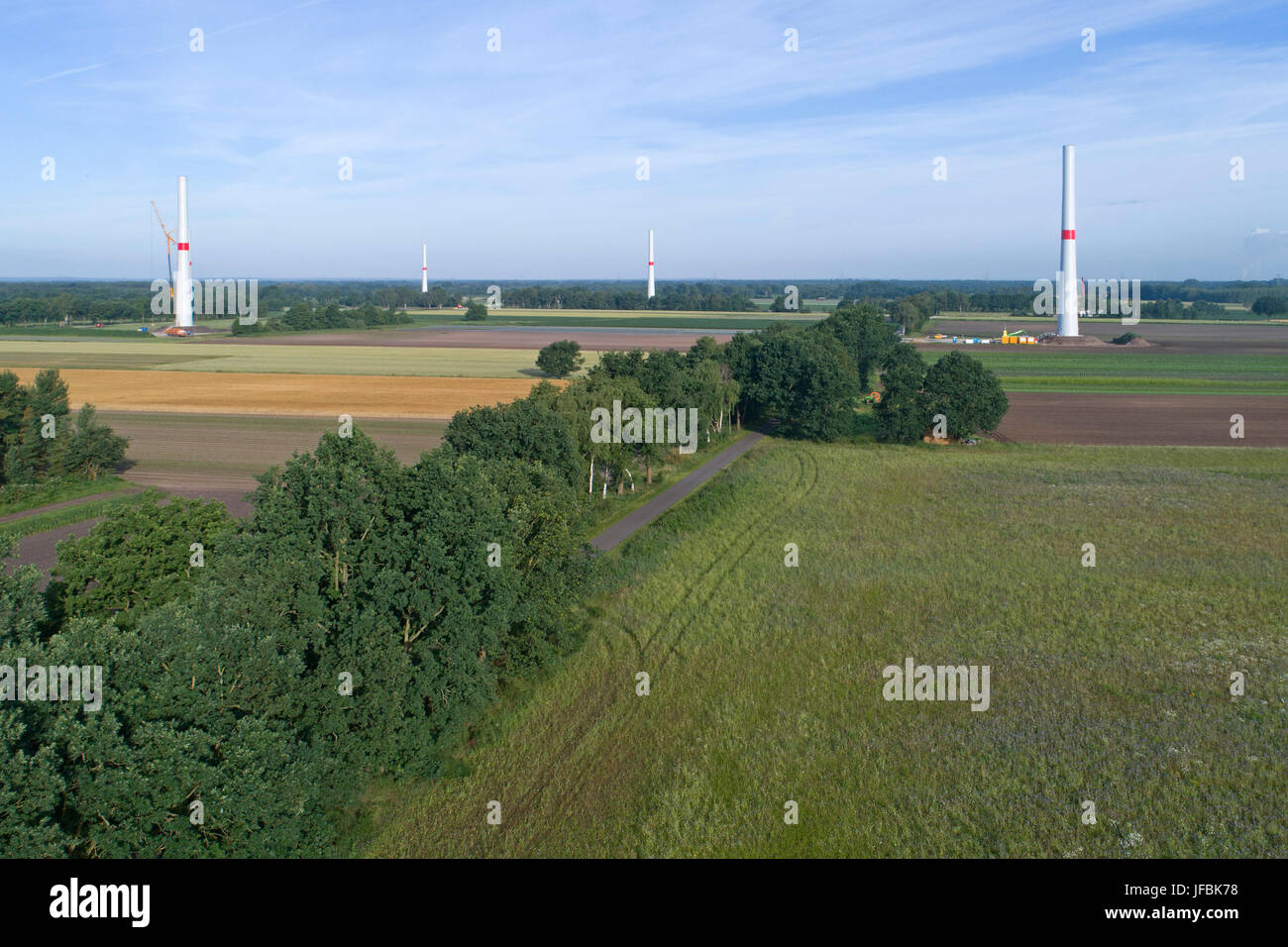 Windkraftanlage im Bau in der Nähe von Bardowick, Niedersachsen, Deutschland Stockfoto