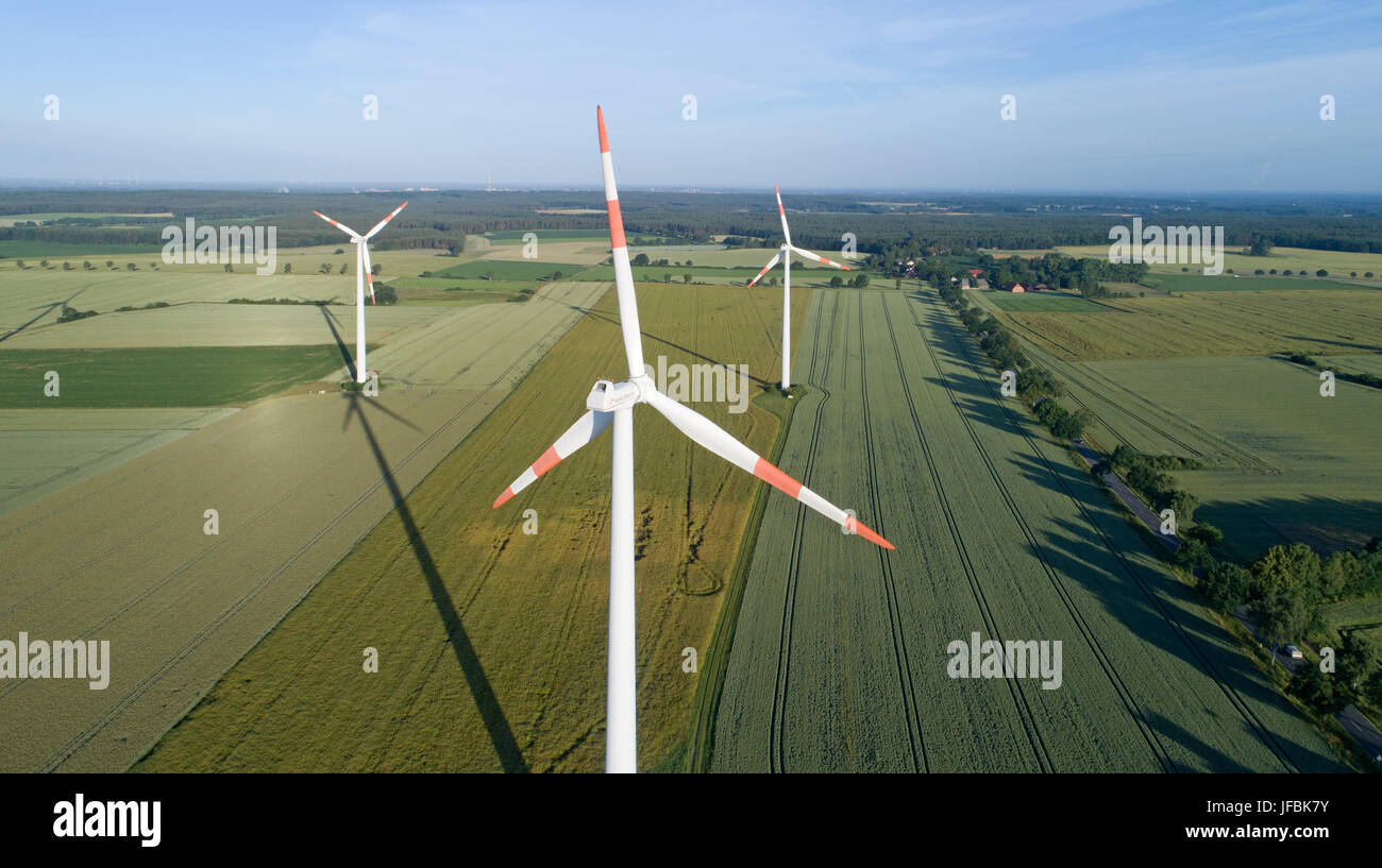 Windkraftanlagen in der Nähe von Suelbeck, Niedersachsen, Deutschland Stockfoto