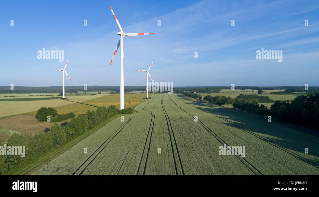Windkraftanlagen in der Nähe von Suelbeck, Niedersachsen, Deutschland Stockfoto