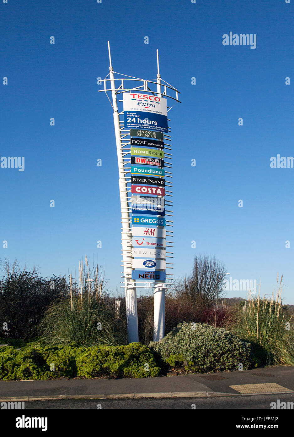 Großes Schild am Eingang zu einem Einkaufszentrum mit den Markennamen der Geschäfte dort gefunden. Stockfoto