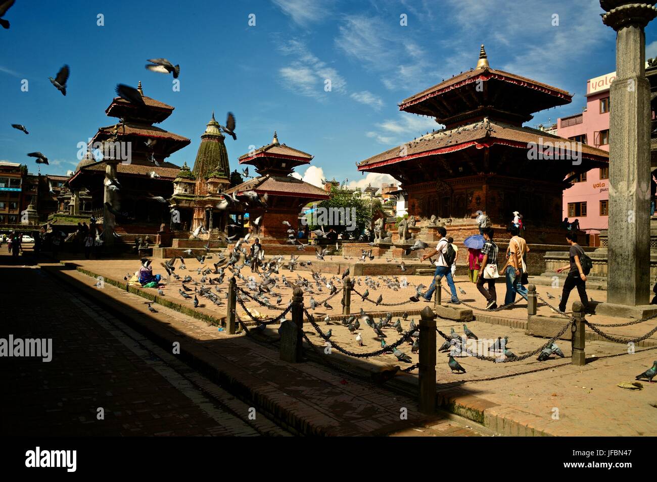 Touristen und Tauben in Durbar Square. Stockfoto
