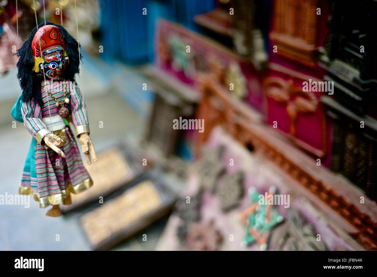 Eine handgefertigte Nepalesische Marionette hängt in einem Markt. Stockfoto