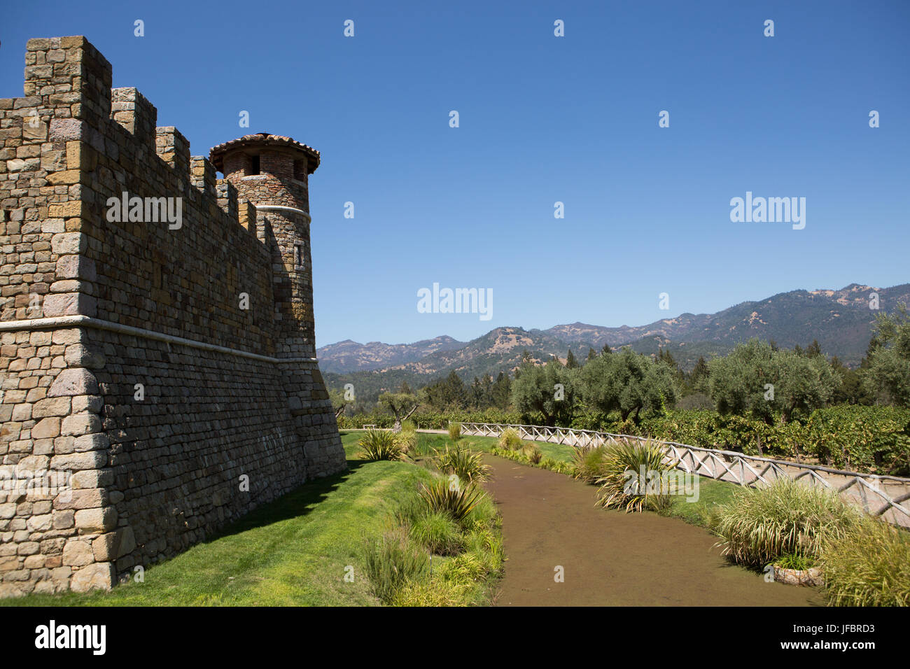 Die Architektur von Castello di Amorosa, ein Weingut im Napa Valley, gestaltet wie ein Schloss. Stockfoto