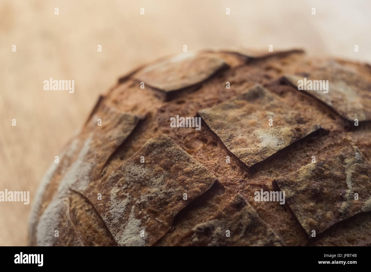 Nahaufnahme von Artisan Brot auf hölzernen Hintergrund Stockfoto