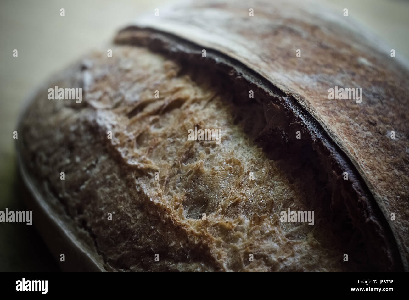 Nahaufnahme von Vollkorn knuspriges Handwerker Brot Stockfoto