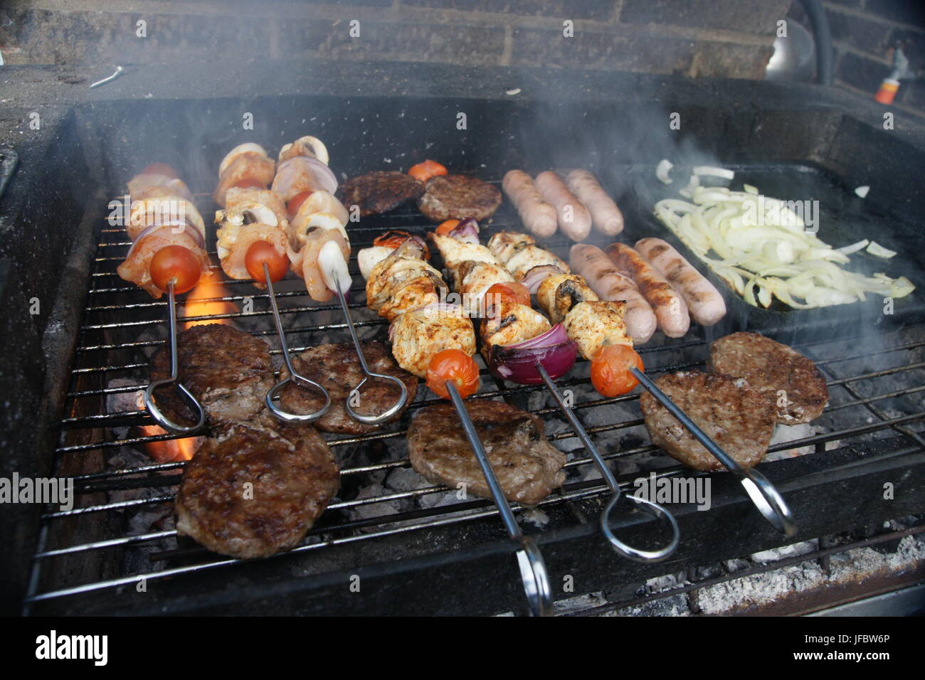 Barbecue-Grill voll, frisch gegrillte Speisen Stockfoto