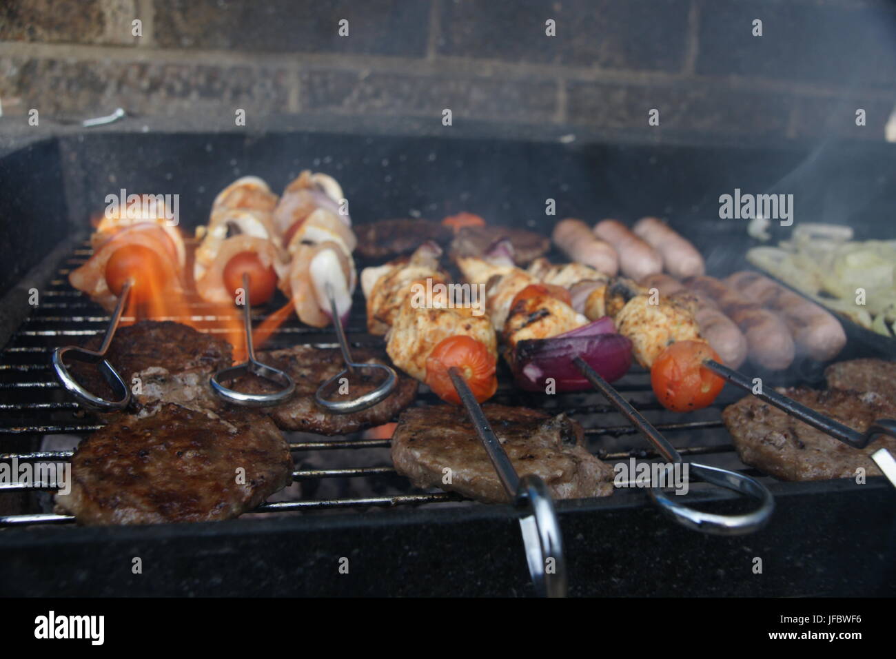 Barbecue-Grill voll, frisch gegrillte Speisen Stockfoto