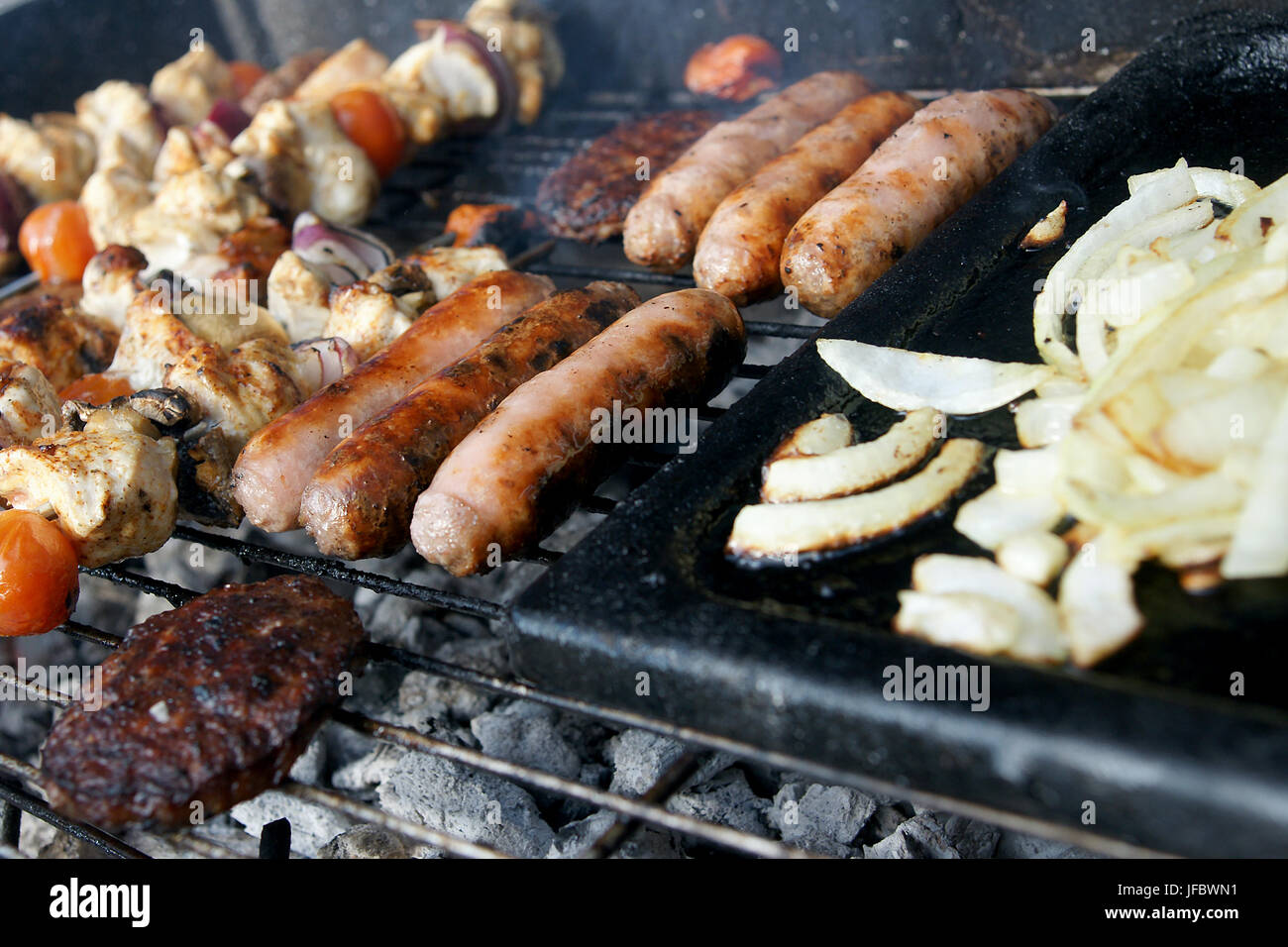 Barbecue-Grill voll, frisch gegrillte Speisen Stockfoto