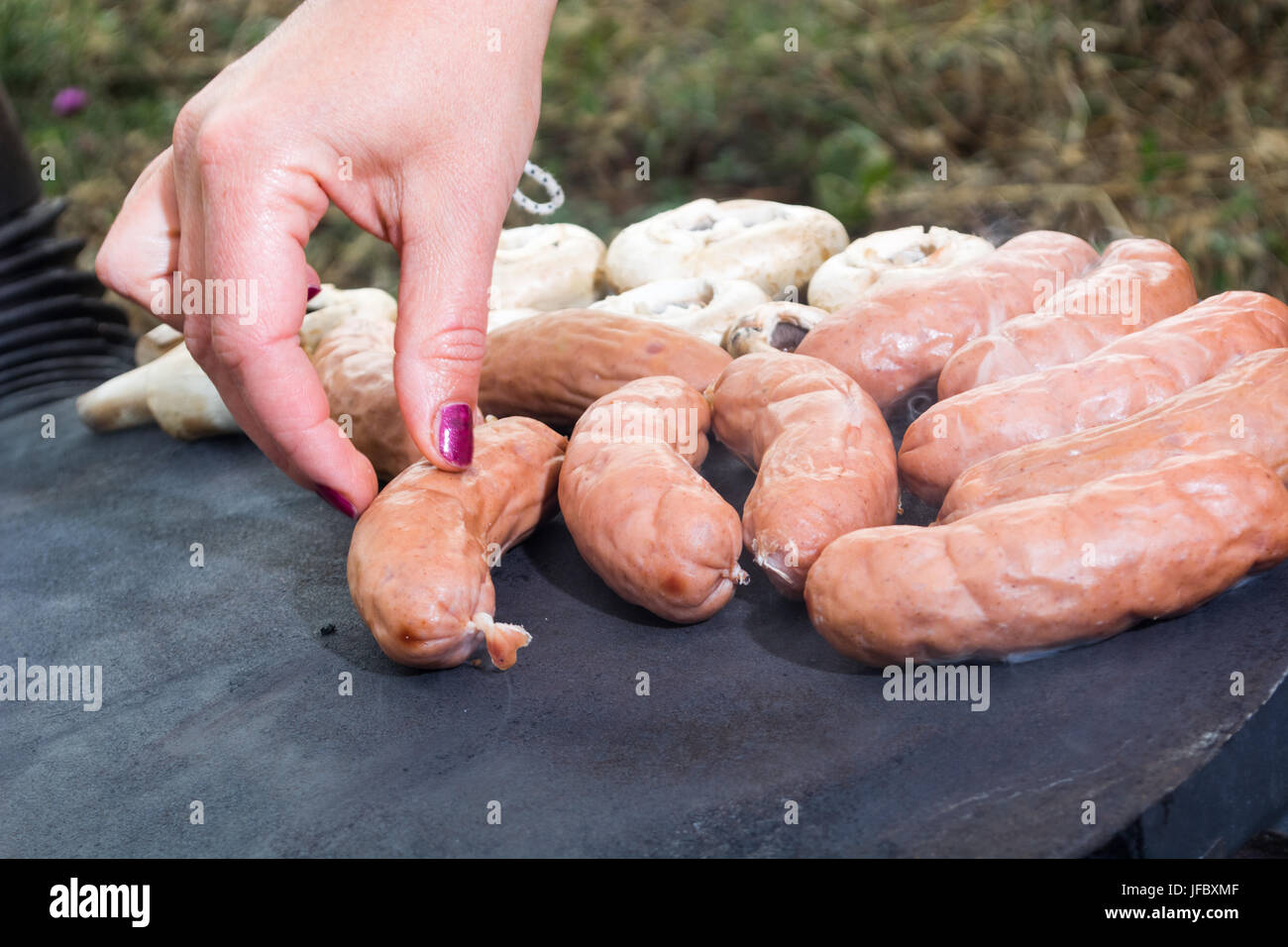 Grillen von Fleisch auf Holz Herd Stockfoto