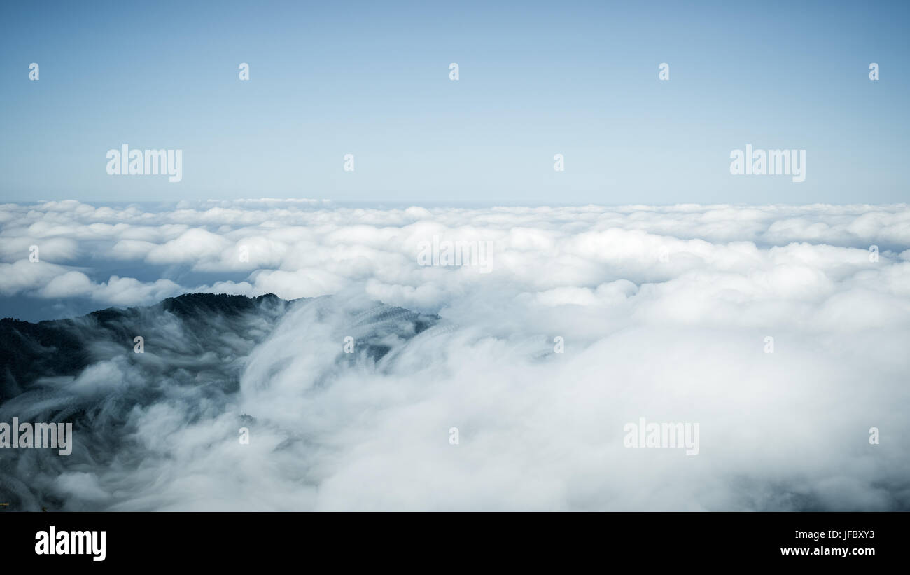 Wolken am Berg Stockfoto