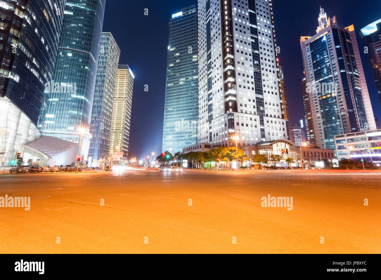 City Road mit futuristischen Gebäude bei Nacht Stockfoto