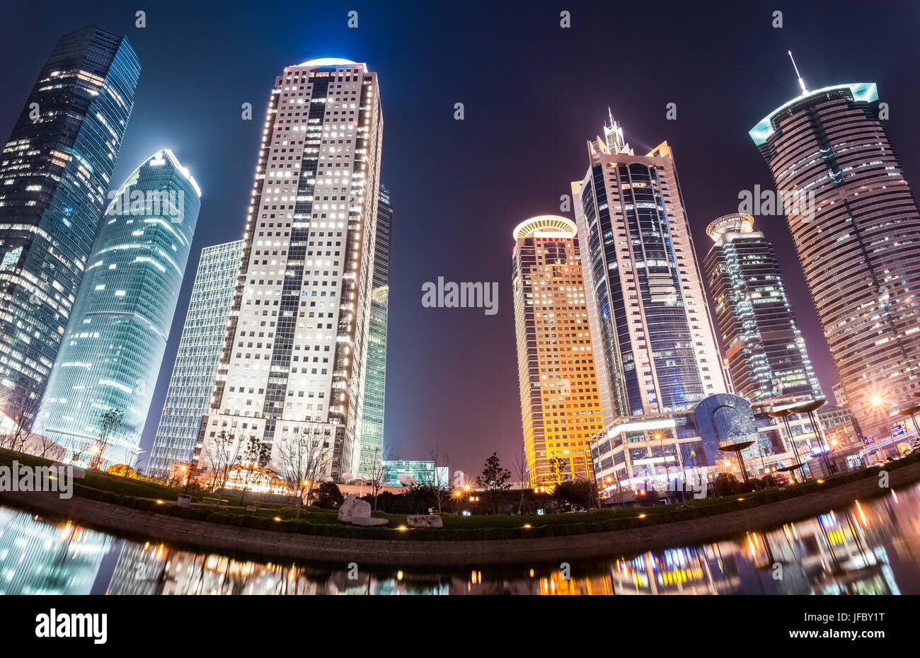 Moderne Gebäude Panorama bei Nacht Stockfoto