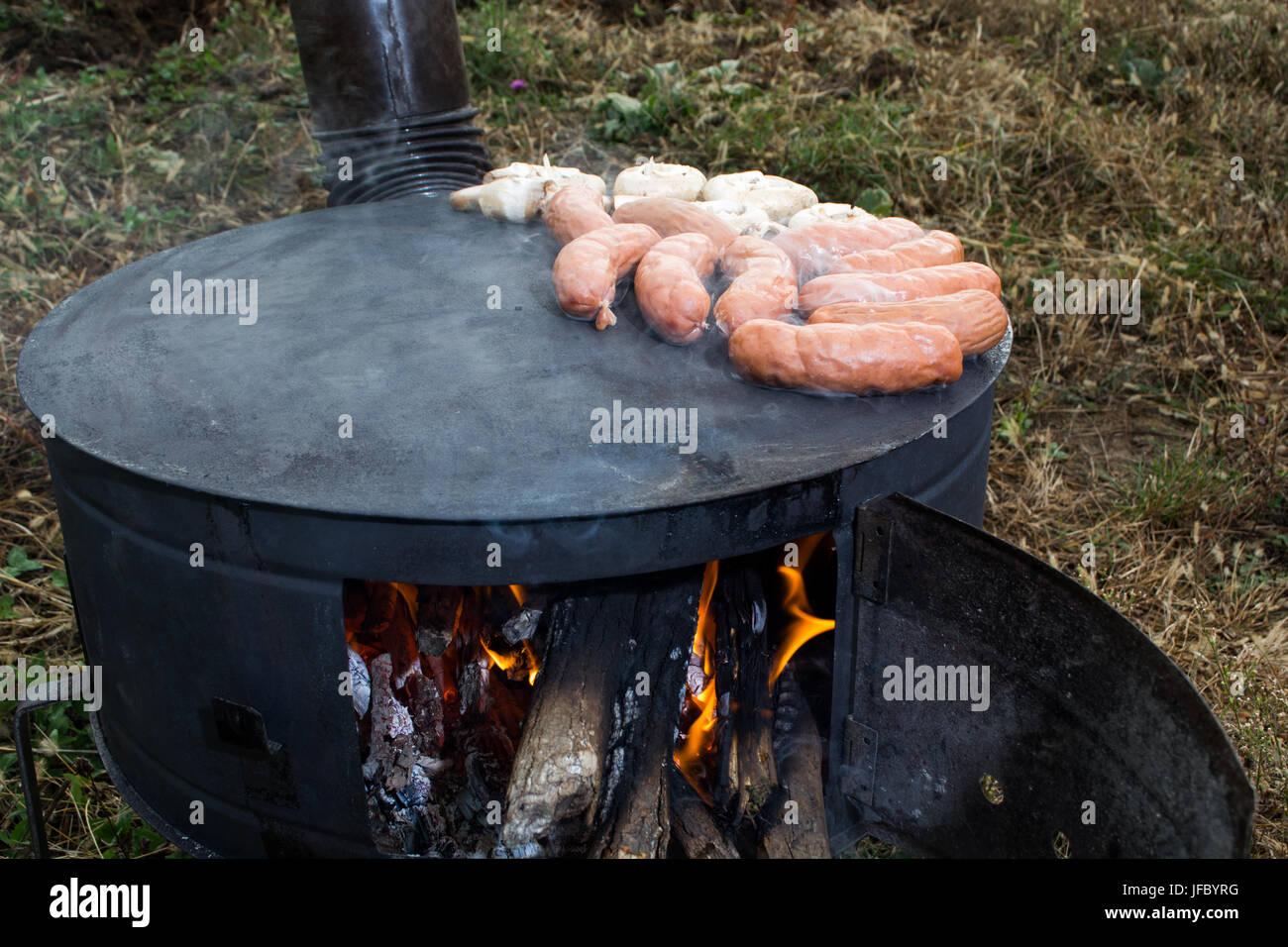 Grillen von Fleisch auf Holz Herd Stockfoto