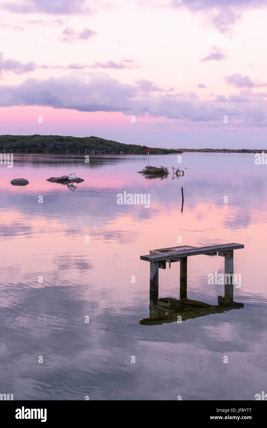 Sonnenuntergang über einen Fisch Reinigungsstation in den seichten Gewässern der Hardy-Inlet, Augusta Town, Western Australia Stockfoto