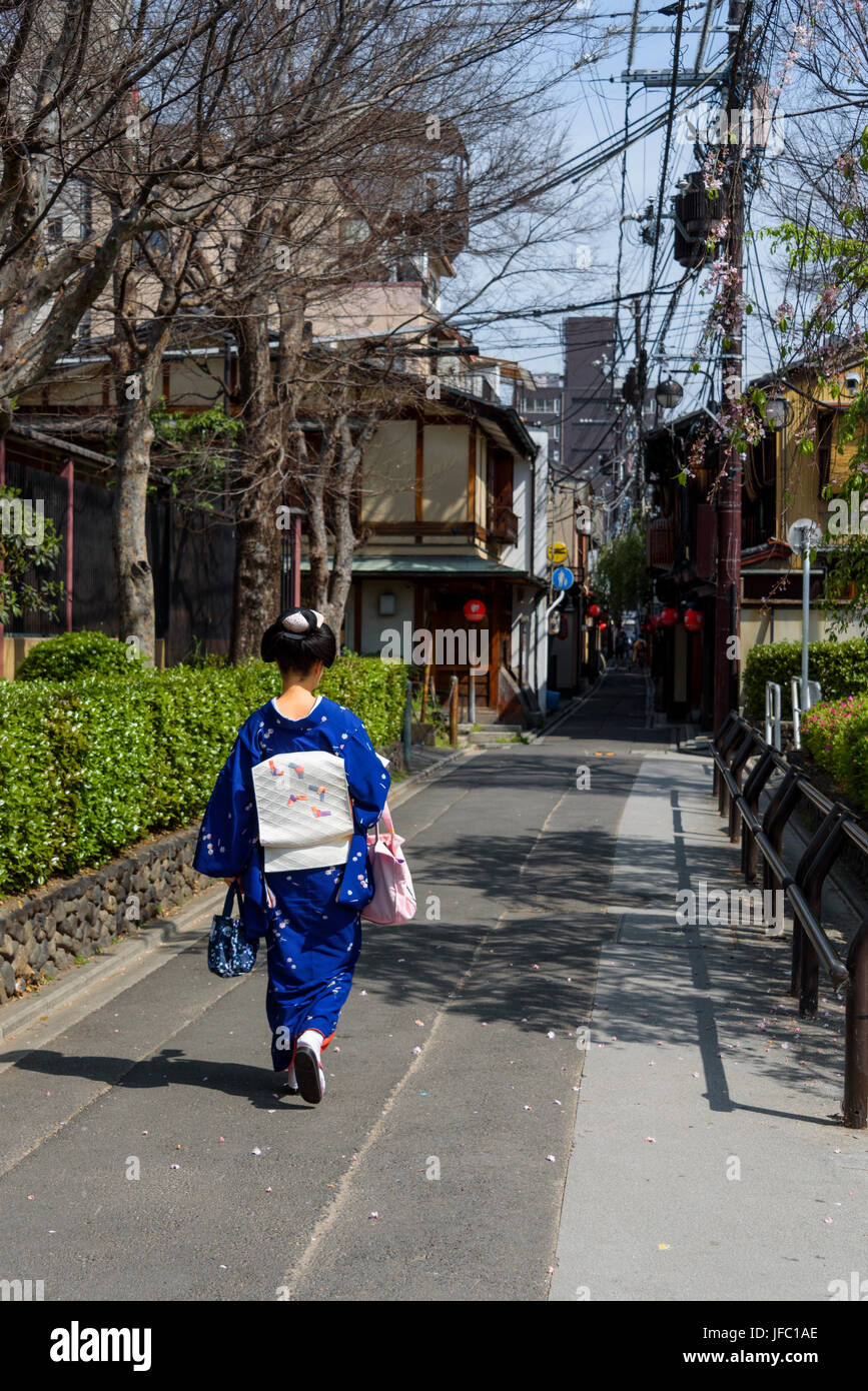 Japanerin, zu Fuß entlang einer schmalen Straße im traditionellen Kimono Kostüm. Stockfoto