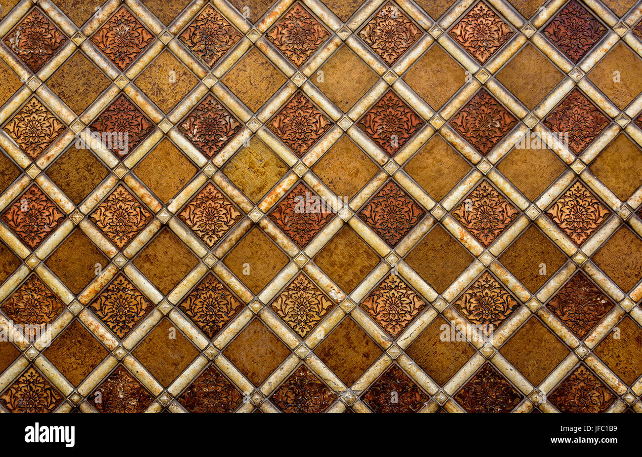 Diamant-Muster Wandfliesen an einer Außenseite eines Gebäudes. Stockfoto