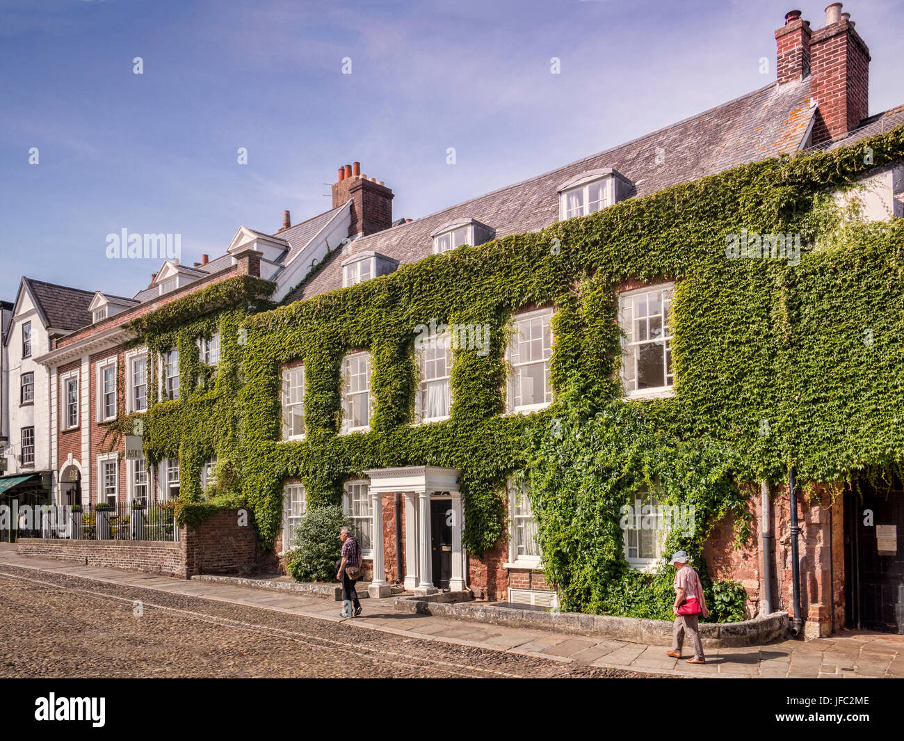 20. Juni 2017: Exeter, Devon, UK - Häuser in der Kathedrale in der Nähe, Exeter, über das Grün von der Kathedrale entfernt. Stockfoto