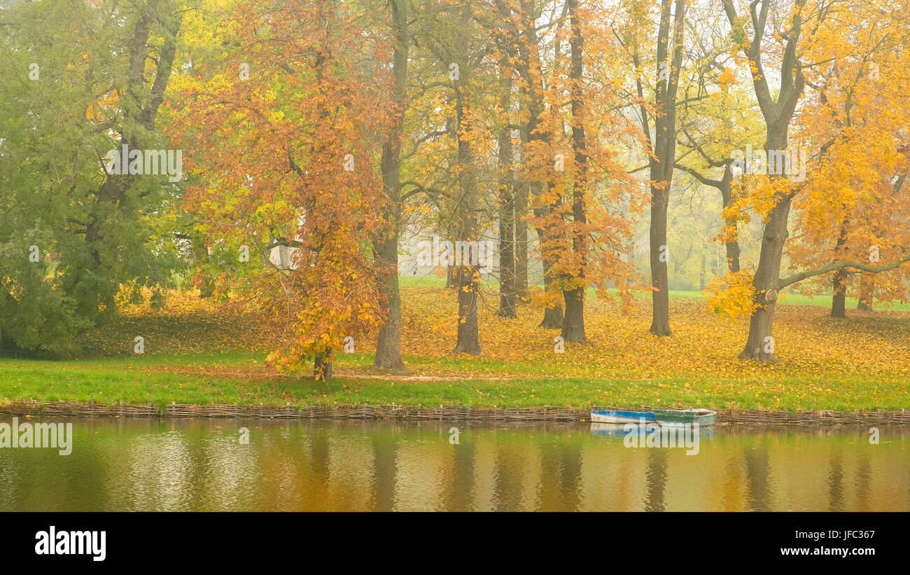 Herbstlichen Wald und See im Sonnenuntergang Stockfoto