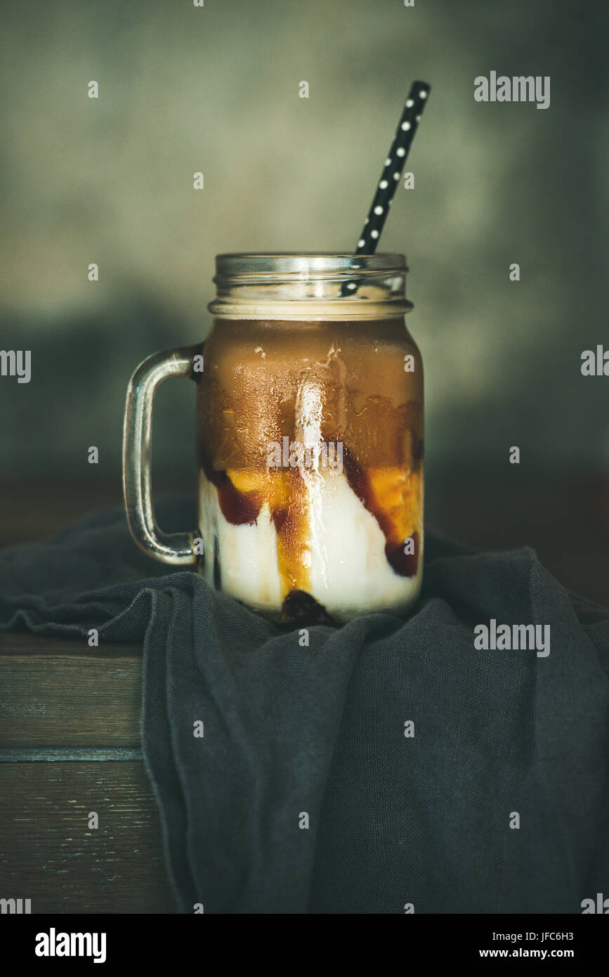 Iced Caramel Macciato Milchkaffee im Glas Stockfoto