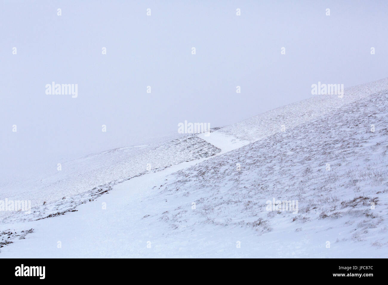 Pen Y Fan Schneelandschaft mit gefährlichen Kletterbedingungen Stockfoto