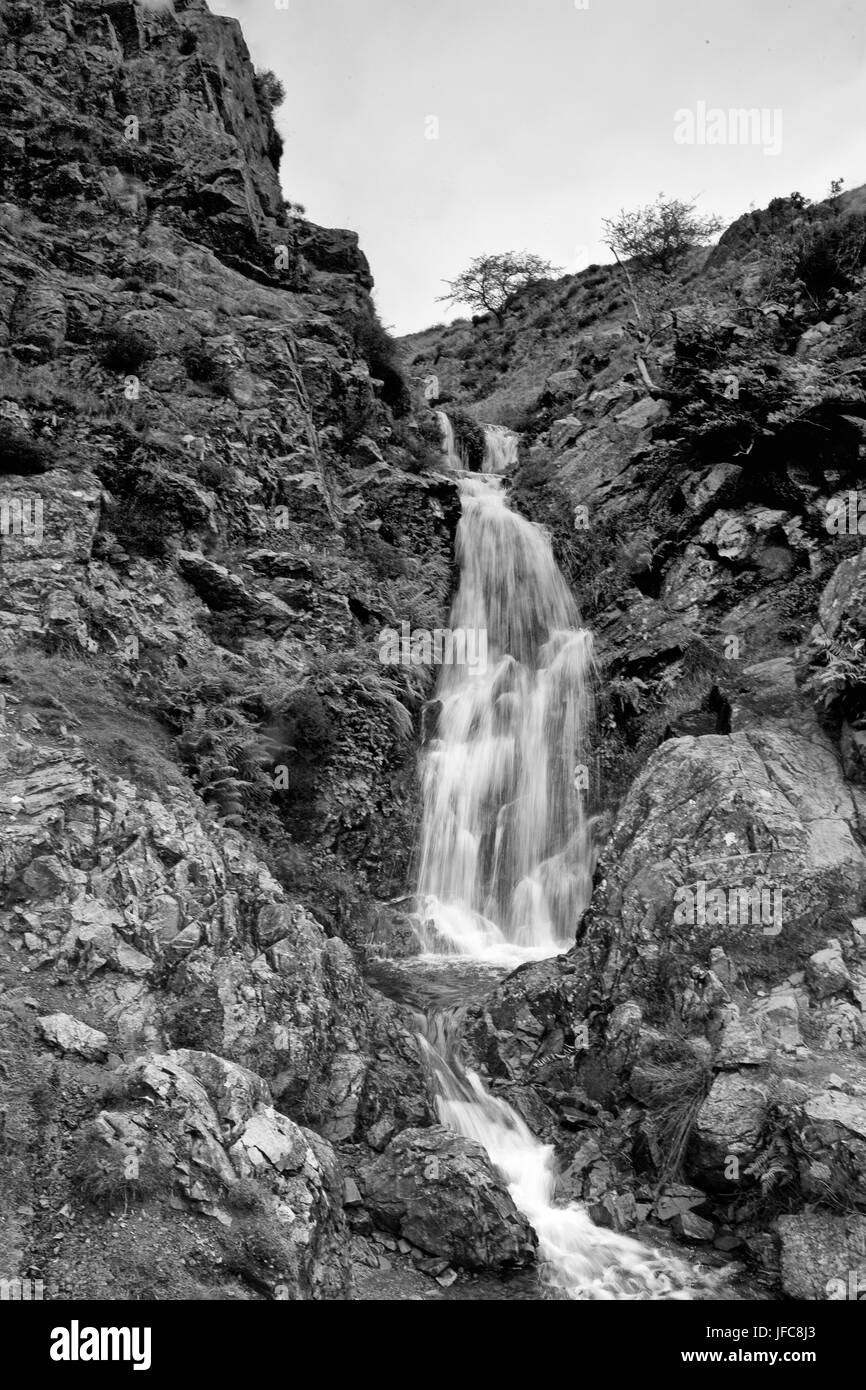 Licht Auswurfkrümmer Wasserfall, Carding Mill Valley, Shropshire, England: Teil des National Trust Shropshire Hills Gebiet von außergewöhnlicher natürlicher Schönheit: b/w Stockfoto