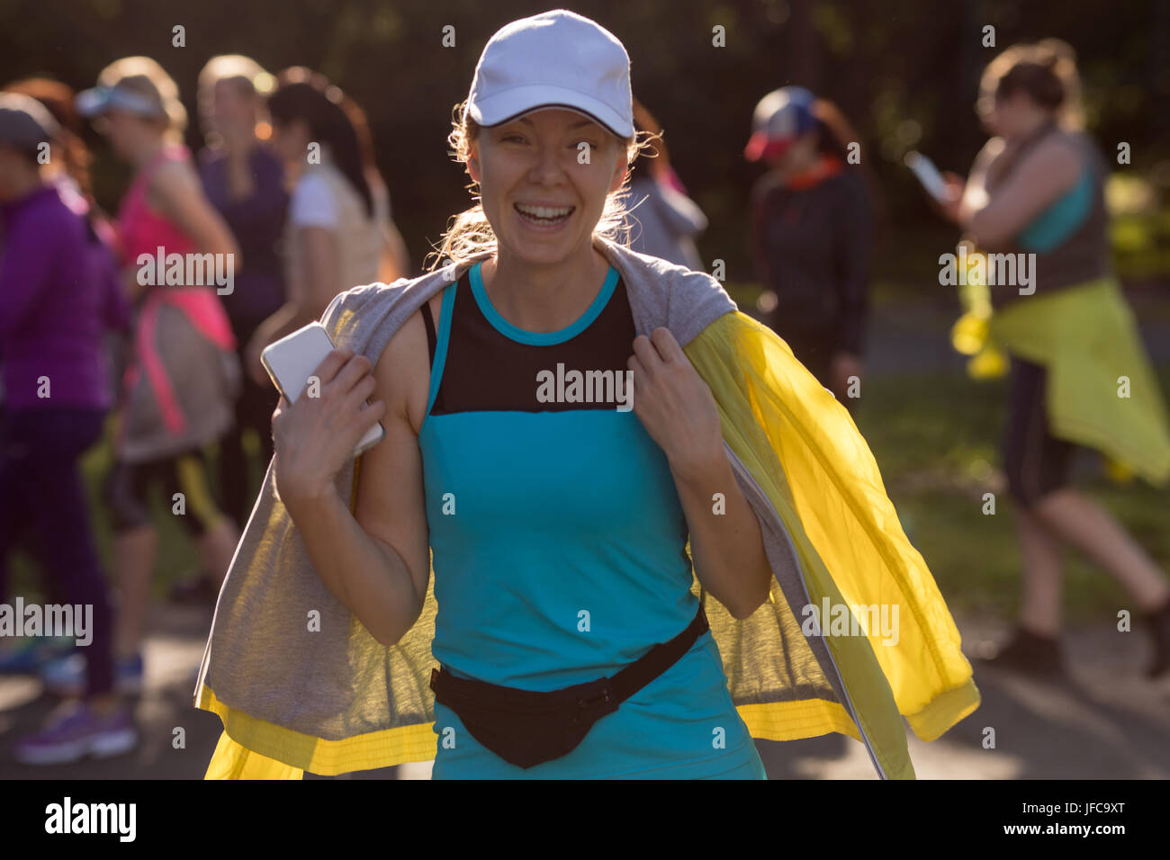 Fröhliche Frau in Sportkleidung Stockfoto