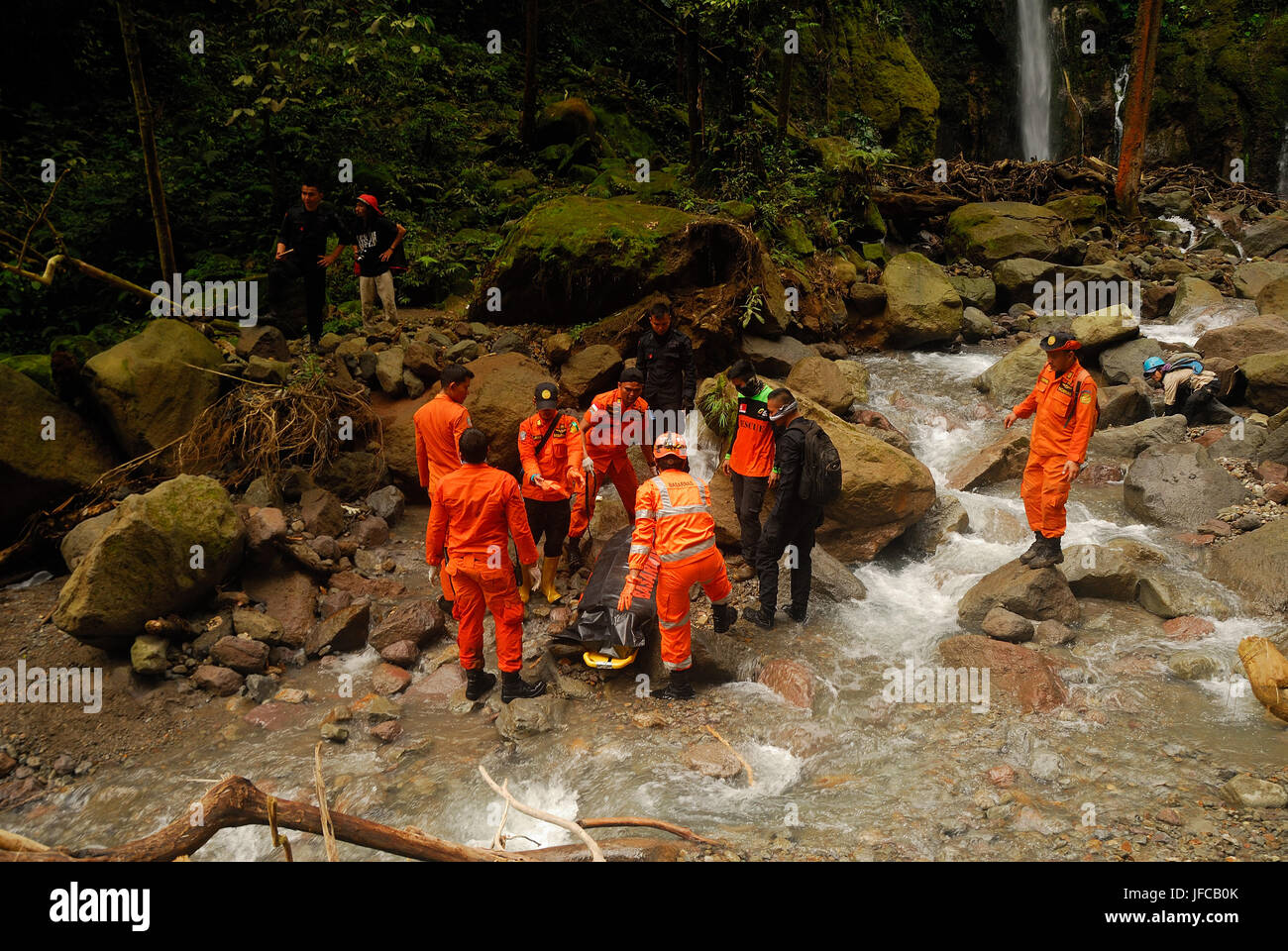 Indonesien. 30. Juni 2017. Nach fehlt in 8 Tagen, deutscher Wanderer Wolter Klaus, die in Mount Sibayak verloren wurde tot im Dua Warna Wasserfälle, auf der anderen Seite des Mount Sibayak gefunden. Bildnachweis: Tsabirin Manurung/Pacific Press/Alamy Live-Nachrichten Stockfoto