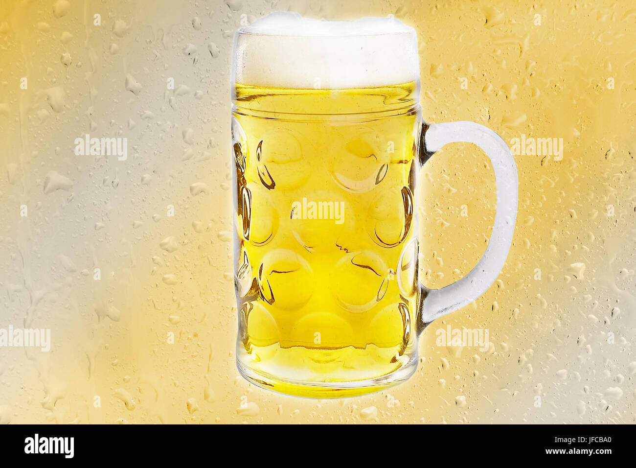 Bierkrug auf gelbem Hintergrund. Stockfoto