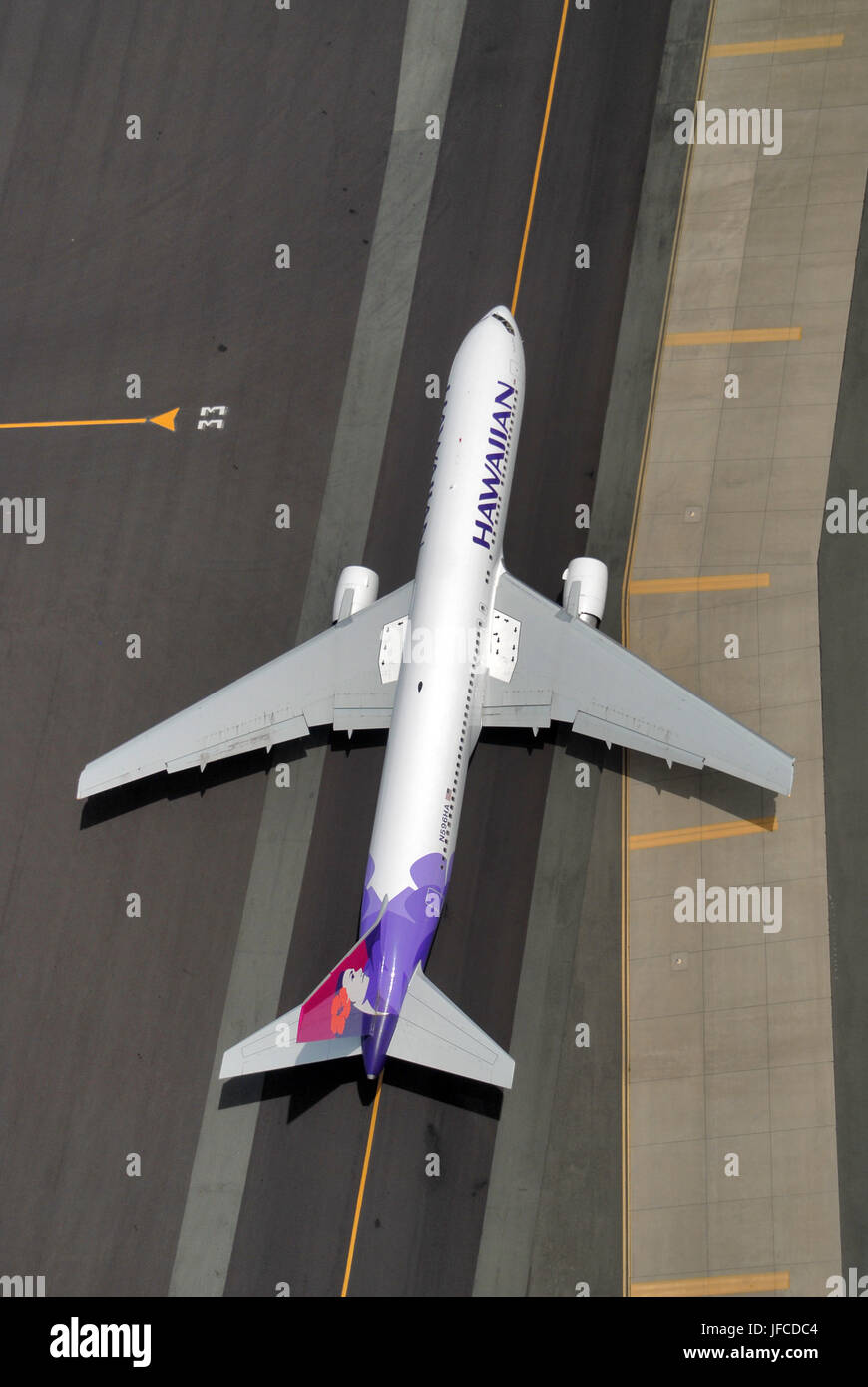 Antenne Birds Ansicht einer Hawaiian Airlines Boeing 757 auf der Piste. Stockfoto