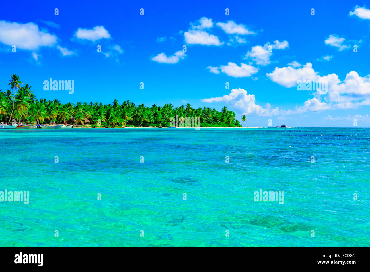 Karibische Sonne am blauen Himmel Stockfoto