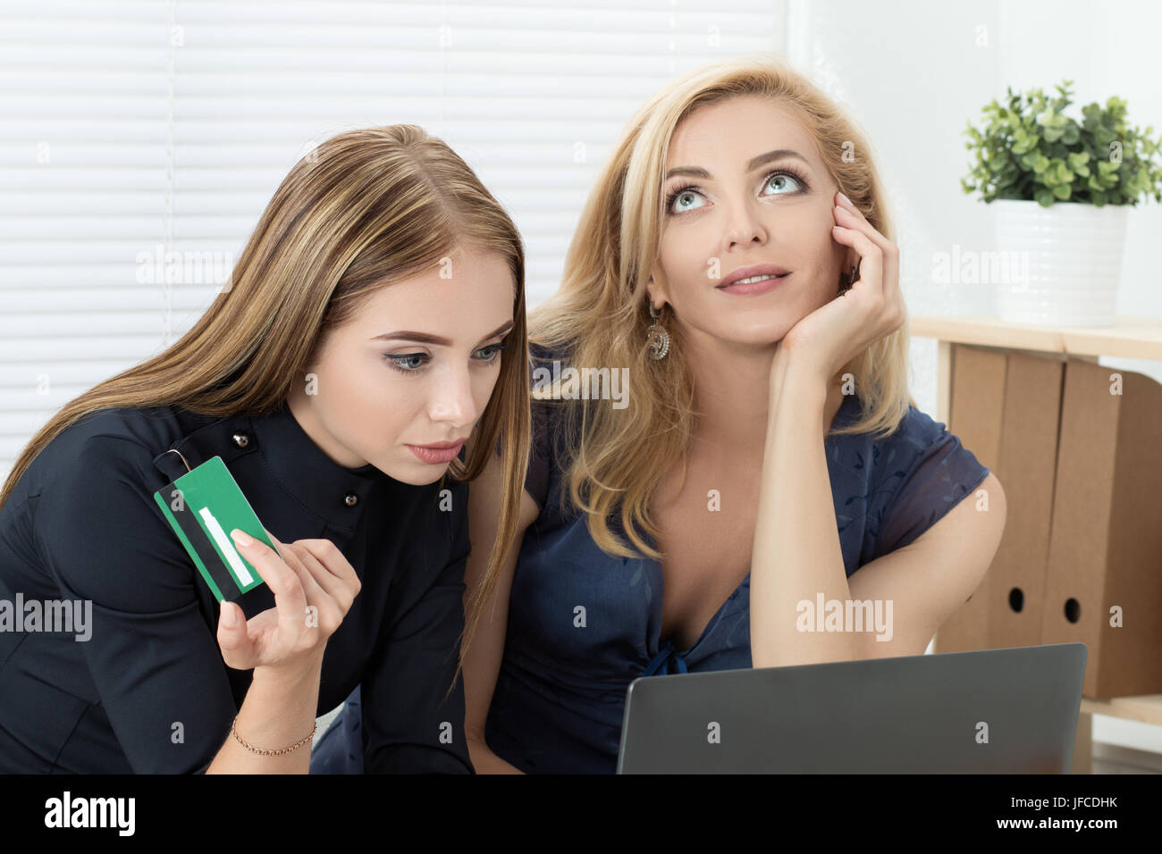 Zwei Frauen online-shopping. Freunde, Zeit miteinander zu verbringen. Mädchen mit Kreditkarte bereit, etwas zu kaufen. E-Commerce Consept. Stockfoto