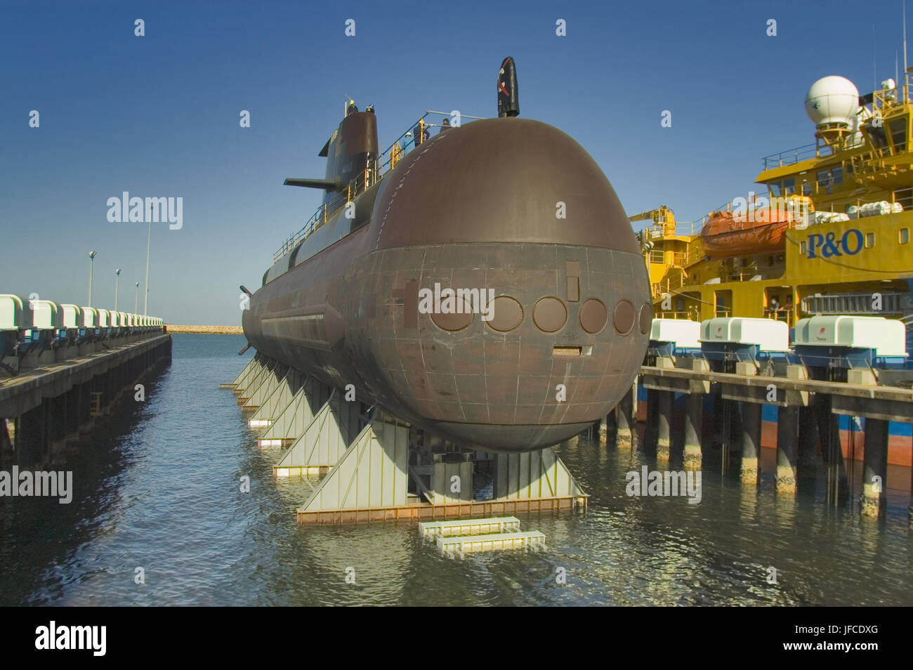 HMAS Rankin, eine australische Marine, Collins Klasse diesel-elektrische u-Boot auf eine Synchro Lift, erhebt sich aus dem Wasser, Western Australia. Stockfoto
