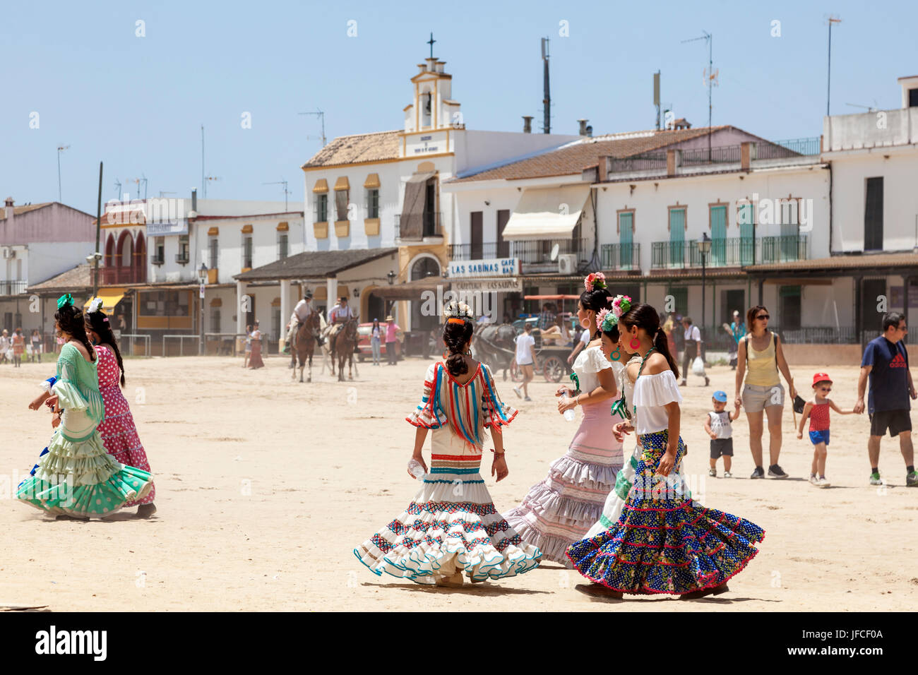 El Rocio, Spanien - 2. Juni 2017: Weibliche Pilger im traditionellen Flamenco Kleider in El Rocio während der Wallfahrt Romeria 2017. Provinz Huelva, eine Stockfoto