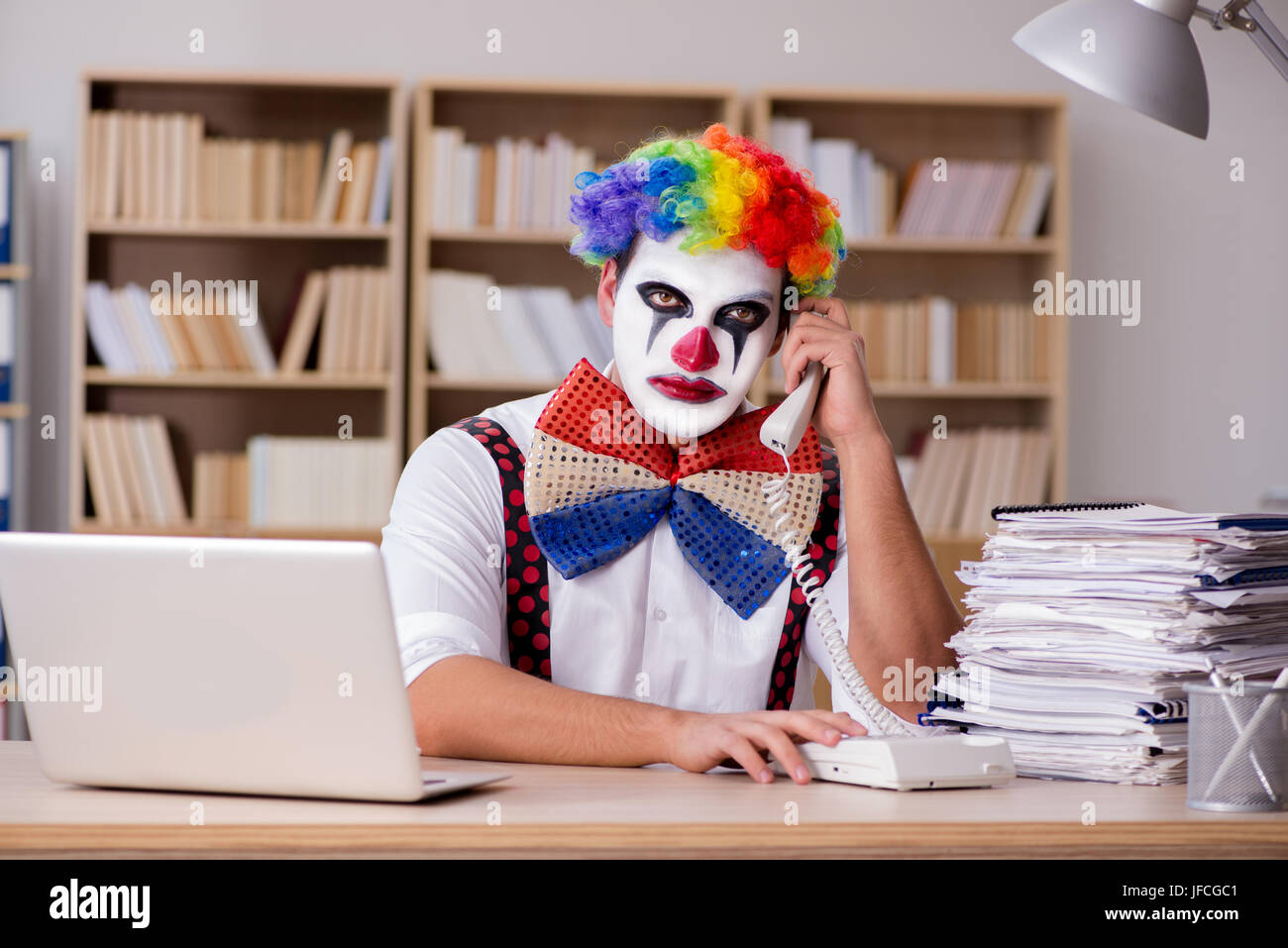 Was Macht Ein Clown Im Büro www.alamy.de