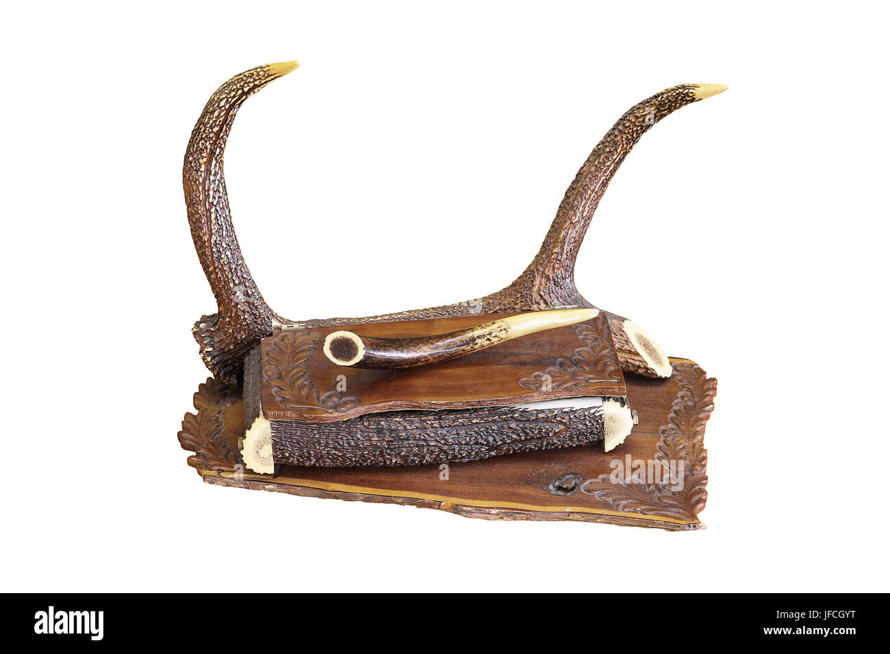 antiken Möbelstück mit Jagdmotiven, Isolierung von handgefertigten Schublade über weißem Hintergrund; Es besteht aus Holz und Rotwild Geweih Stockfoto