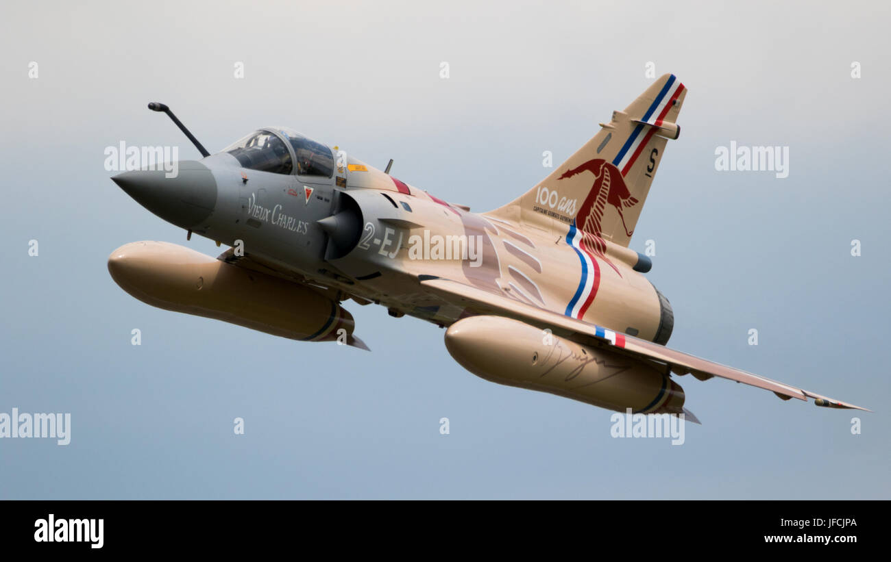 FLORENNES, Belgien - 15. Juni 2017: Special Florennes Airbase French Air Force Dassault Mirage 2000 Kampfjet-Vorbeiflug übermalt Stockfoto