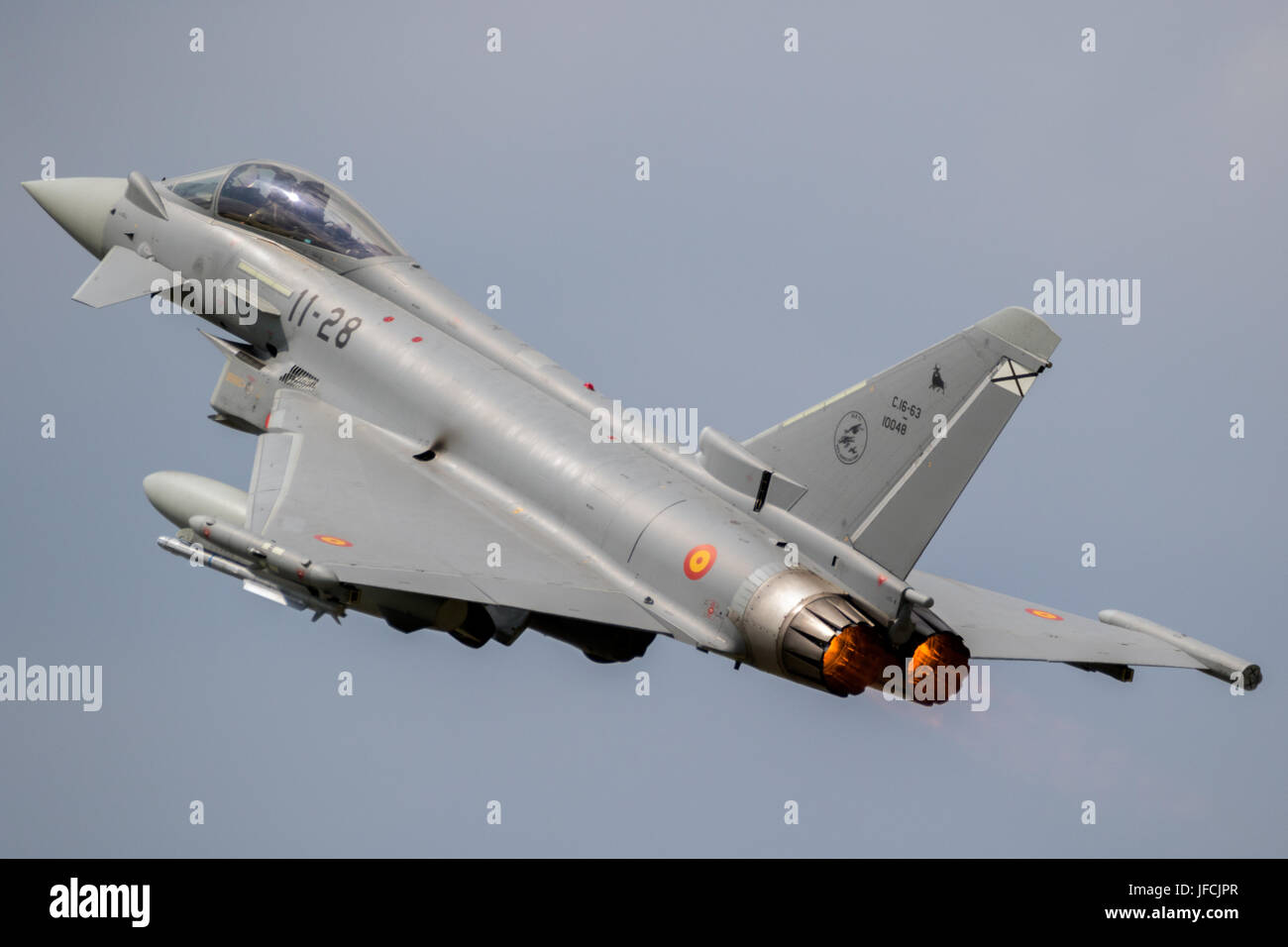 FLORENNES, Belgien - 15. Juni 2017: Spanische Luftwaffe Eurofighter Typhoon-Kampfjet abheben mit Nachbrenner von Florennes Airbase. Stockfoto