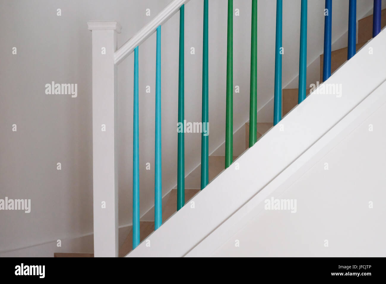 Holztreppe mit Geländer lackiert in Ombre Effekt Stockfoto
