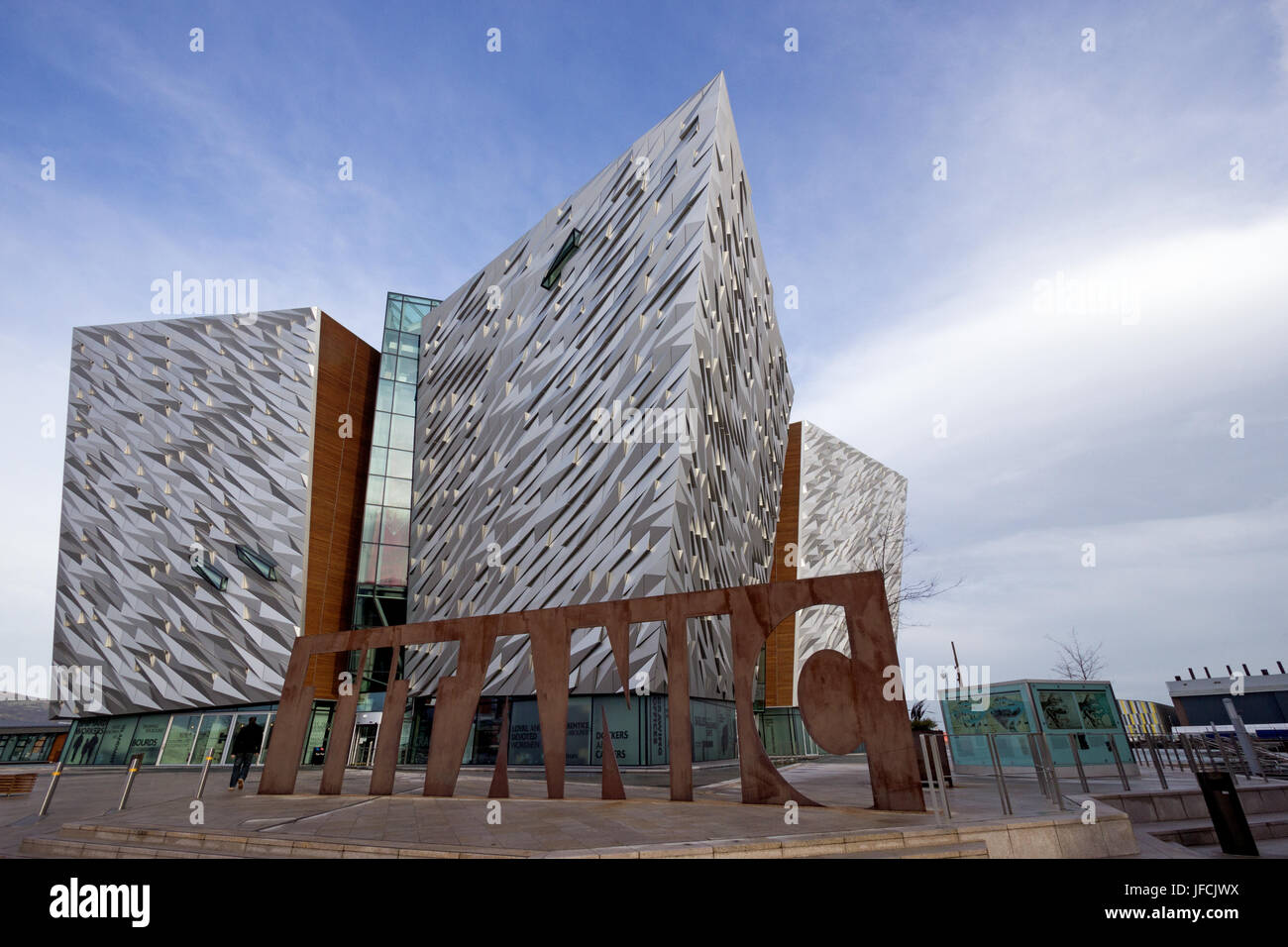 BELFAST, Nordirland - 9. Februar 2014: Titanic Besucherattraktion und ein Denkmal. Stockfoto
