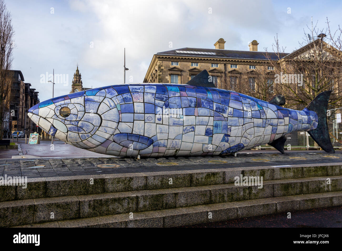 BELFAST, Nordirland - 9. Februar 2014: The Big Fish Skulptur in Belfast, Nordirland. Die Skulptur ist im Jahr 1999 gebaut und ein bekannter werden Stockfoto