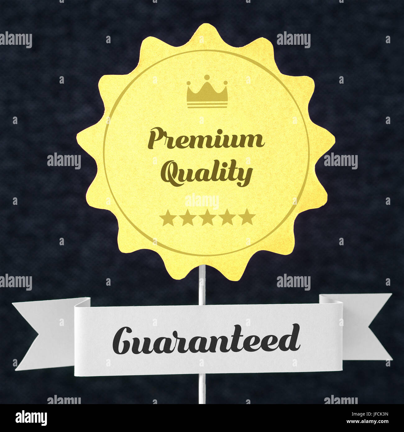 Premium-Qualität garantiert Abzeichen auf einem Holzstab aus Pappe und Papier geschnitten. Gelbes Banner und Farbband für Business-Website versprechen Kunden. Stockfoto
