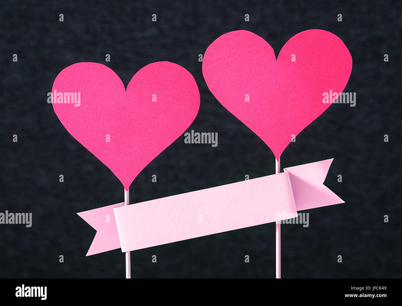 Handgemachte Handwerk design für Muttertag, Valentinstag oder Frauen Tageskarte. 2 rote Herzen und leeren Band mit textfreiraum aus Pappe oder Papier geschnitten. Stockfoto