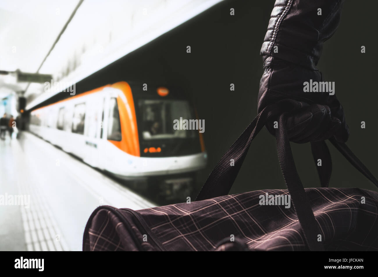 Terroristen in u-Bahn. Terrorismus und Sicherheit Drohung-Konzept. Verdächtigen Mann in unterirdischen Bahnsteig halten schwarze Tasche. Planung bei einen Bombenangriff. Stockfoto