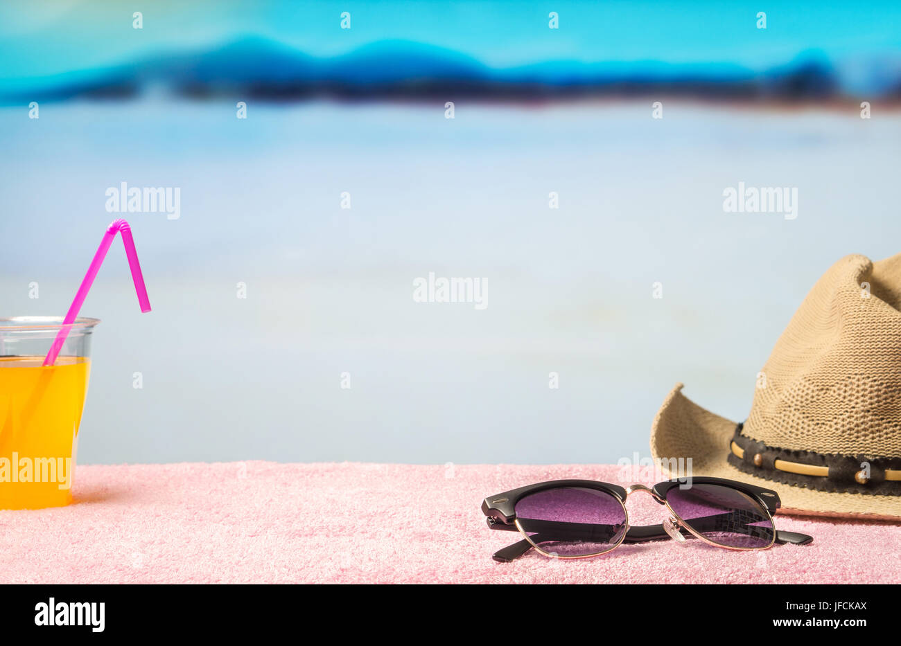 Paradies Urlaub Hintergrund mit gelben cocktail auf Sonnenbrille am Strand. Perfekt für Sommerschlussverkauf und Kampagne Förderung bieten. Stockfoto